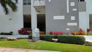 Lauderdale-By-the-Sea, Florida, ABD - 08 Mayıs 2022: Florida sahilinde tipik bir daire veya otel. ABD 'de palmiyeleri olan tropik plaj..