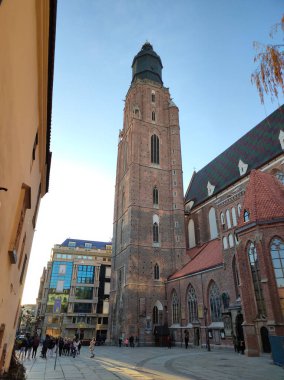 Wroclaw, Polonya - 17 Nisan 2022: St. Elizabeth Kilisesi, 18 Ağustos 'ta Wroclaw' daki Pazar Meydanı 'nın yanındaki eski Odrzanska caddesinin arkasındaki evlerin arkasında gizlidir..