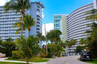 Fort Lauderdale, Florida, ABD - 08 Mayıs 2022: Tipik apartman, Fort Lauderdale 'de yolu olan binalar.