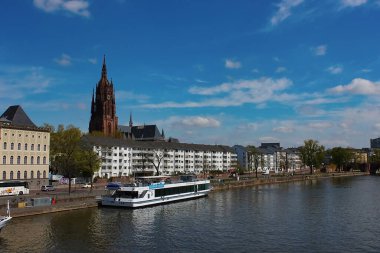 Frankfurt am Main, Almanya - 20 Nisan 2022: Frankfurt kentsel alanındaki Main River 'daki gemi
