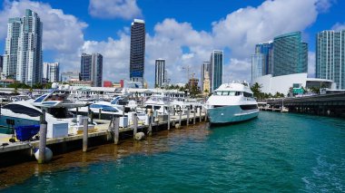 Miami, ABD - 23 Nisan 2022: Miami, Florida ABD 'deki Bayside Marina' da lüks yatlar