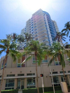Fort Lauderdale, Florida, ABD - 08 Mayıs 2022: Tipik apartman, Fort Lauderdale 'de yolu olan binalar.