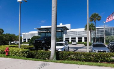 Fort Lauderdale, Florida, ABD - 08 Mayıs 2022: Mercedes Benz araba mağazası tabelası satış mağazası girişi logosu