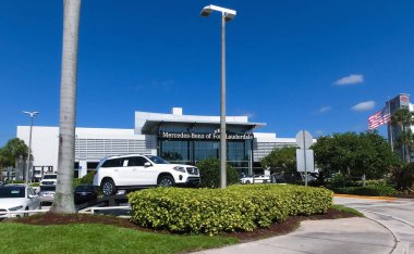 Fort Lauderdale, Florida, ABD - 08 Mayıs 2022: Mercedes Benz araba mağazası tabelası satış mağazası girişi logosu