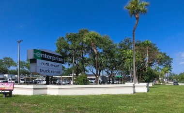 Fort Lauderdale, Florida, ABD - 08 Mayıs 2022: Enterprise Araba Kiralama Yerel Konumu. Enterprise Rent-A-Car ABD 'deki en büyük kiralık araba şirketidir..