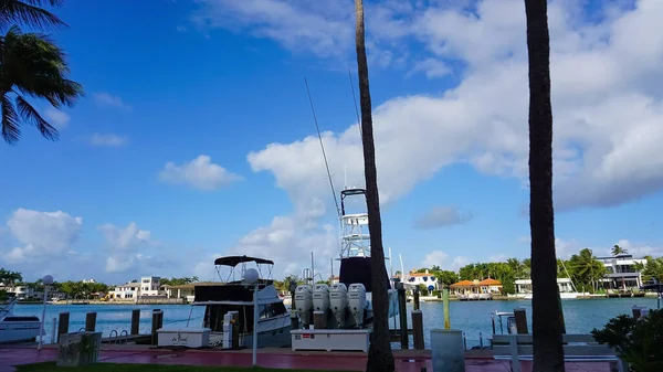 Miami, ABD - 24 Nisan 2022: Miami, Usa sokak manzarası 24 Nisan 2022