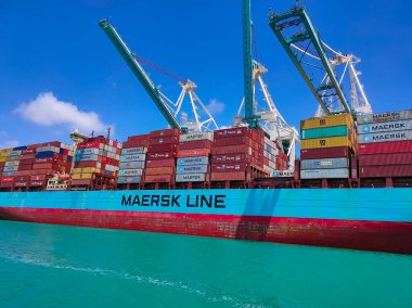 Miami limanındaki büyük konteynır gemisi, Amerika 'nın en büyük kargo limanlarından biri..