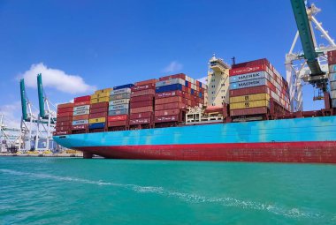 Miami limanındaki büyük konteynır gemisi, Amerika 'nın en büyük kargo limanlarından biri..