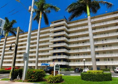 Miami, ABD - 24 Nisan 2022: Miami, Usa 'da palmiye ağaçları olan modern apartmanlar