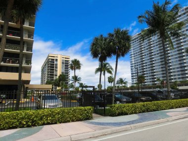Miami, ABD - 24 Nisan 2022: Miami, Usa 'da palmiye ağaçları olan modern apartmanlar