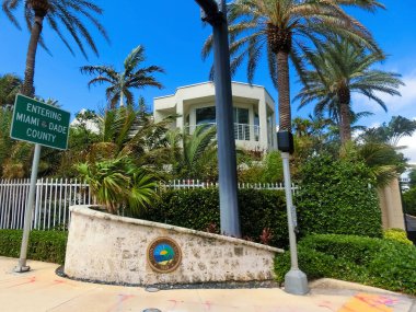 Miami, ABD - 24 Nisan 2022: Miami, Usa 'da palmiye ağaçları olan modern apartmanlar