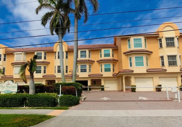 Miami Verenigde Staten April 2022 Moderne Flatgebouwen Met Palmbomen Avenue — Stockfoto