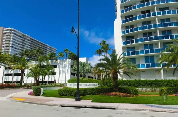 Miami Usa April 2022 Modern Apartment Buildings Palm Trees Avenue — Foto de Stock