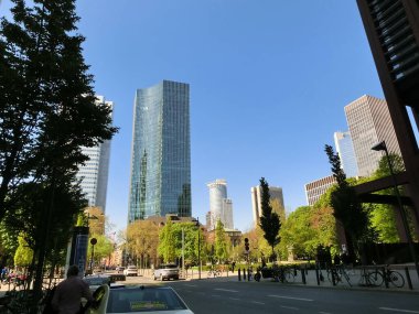 Frankfurt am Main, Almanya - 10 Mayıs 2022: Frankfurt şehir merkezindeki gökdelenler