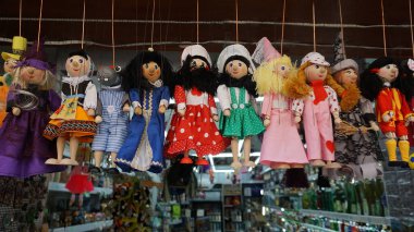Prag, Çek Cumhuriyeti - 11 Mayıs 2022: Geleneksel tahta kuklalar. Prag 'da Alışveriş - Çek Cumhuriyeti