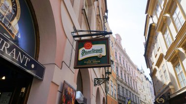 Prag, Çek Cumhuriyeti - 11 Mayıs 2022: Pilsner Urquell logosu. Ön cephede yeşil Pilsner Urquell logosu - PRAGUE Pilsner 'daki bira restoranının girişi.
