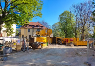 Frankfurt am Main, Almanya - 20 Nisan 2022: inşaat alanında kazıcı
