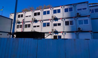 Frankfurt am Main, Almanya - 20 Nisan 2022: sanayi bölgesinde mobil bina veya inşaat alanında ofis konteynırı