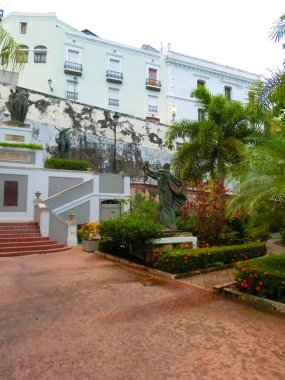 San Juan, Porto Riko - 02 Mayıs 2022 San Juan, Porto Riko 'nun merkezindeki renkli bina