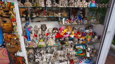 Cozumel, Meksika - 04 Mayıs 2022: Cozumel, Meksika 'daki tepsi sokak satıcısında seramik ürünler