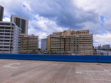 Miami, ABD - 24 Nisan 2022: Miami, Usa 'da palmiye ağaçları olan modern apartmanlar