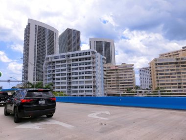 Miami, ABD - 24 Nisan 2022: Miami, Usa 'da palmiye ağaçları olan modern apartmanlar