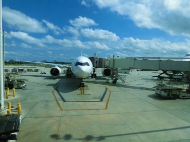 Frankfurt am Main, Almanya - 09 Mayıs 2022: Frankfurt am Main Havaalanı terminali yakınında duran uçak. Avrupa 'nın en yoğun havaalanlarından biridir..