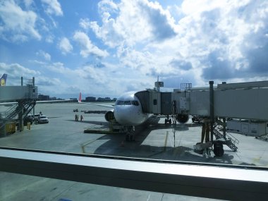 Frankfurt am Main, Almanya - 09 Mayıs 2022: Frankfurt am Main Havaalanı terminali yakınında duran uçak. Avrupa 'nın en yoğun havaalanlarından biridir..