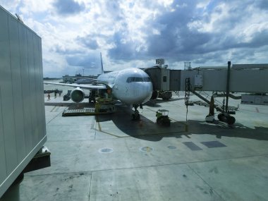 Frankfurt am Main, Almanya - 09 Mayıs 2022: Frankfurt am Main Havaalanı terminali yakınında duran uçak. Avrupa 'nın en yoğun havaalanlarından biridir..