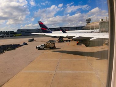 Frankfurt am Main, Almanya - 09 Mayıs 2022: Frankfurt am Main Havaalanı terminali yakınında duran uçak. Avrupa 'nın en yoğun havaalanlarından biridir..