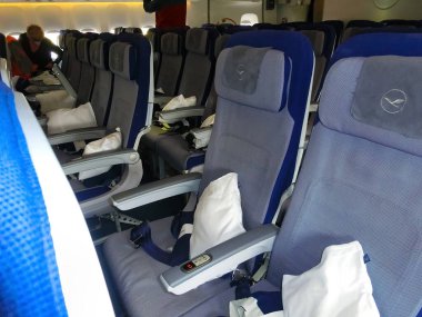 Frankfurt am Main, Almanya - 09 Mayıs 2022: Frankfurt, Almanya 'daki uçuştan önce Lufthansa tarafından Boeing 747' nin içi