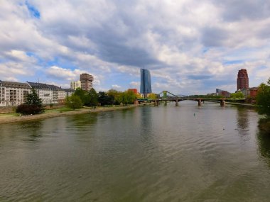 Frankfurt am Main, Almanya - 20 Nisan 2022: Frankfurt kentsel alanındaki Main River