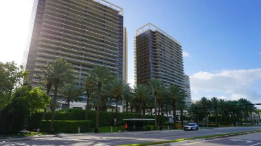 Miami, ABD - 24 Nisan 2022: Miami, Usa 'da palmiye ağaçları olan modern apartmanlar