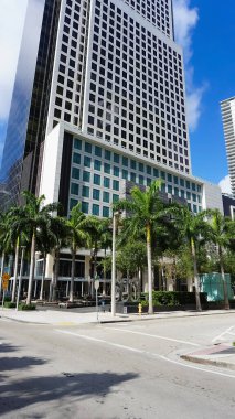 Miami, Florida ABD - 23 Nisan 2022: Brickell Bulvarı yakınlarındaki şehir merkezi