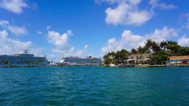 Miami, Florida, ABD - 23 Nisan 2022 Yolcu gemileriyle Miami Limanı. Miami, ABD 'de yolcu gemileri için büyük bir limandır..
