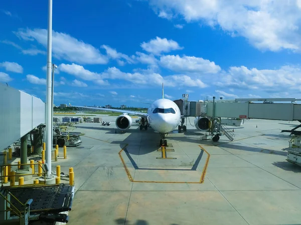 Frankfurt Main Germany May 2022 Aircraft Standing Terminal Frankfurt Main — Stock Photo, Image