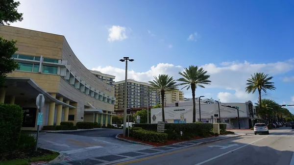 Miami Usa April 2022 Modern Apartment Buildings Palm Trees Avenue — Foto Stock
