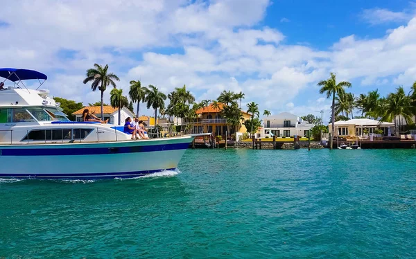 Miami, ABD - 24 Nisan 2022: Miami Beach, Florida, ABD 'deki lüks konak