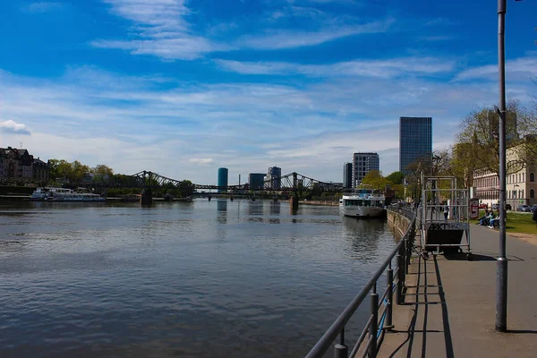 Frankfurt Nad Mohanem Německo Dubna 2022 Loď Hlavní Řece Frankfurtu — Stock fotografie