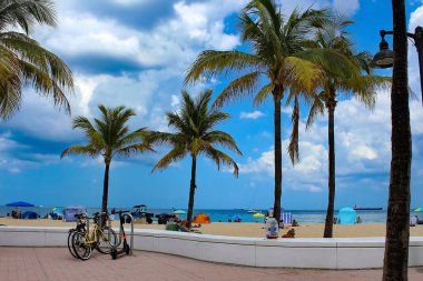 Fort Lauderdale, Florida, ABD - 08 Mayıs 2022 Las Olas Bulvarı yakınlarındaki Fort Lauderdale Plajı.