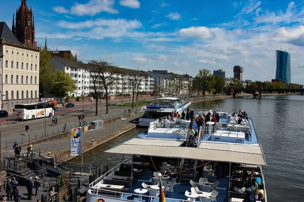 Frankfurt am Main, Almanya - 20 Nisan 2022: Frankfurt kentsel alanındaki Main River 'daki gemi