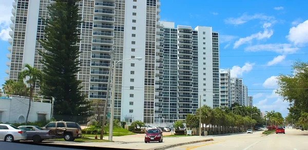 Miami Usa April 2022 Modern Apartment Buildings Palm Trees Avenue — Stok fotoğraf