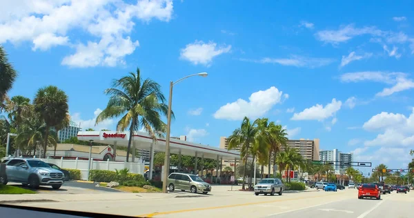 Miami Usa April 2022 Moderne Mehrfamilienhäuser Mit Palmen Der Avenue — Stockfoto