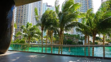 Miami, Florida ABD - 23 Nisan 2022: Brickell Bulvarı yakınlarındaki şehir merkezi