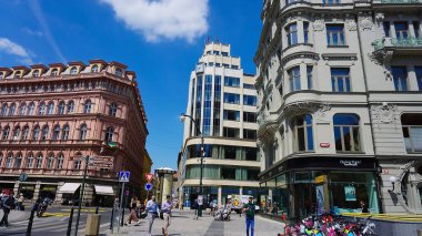 Prag, Çek Cumhuriyeti - 11 Mayıs 2022: İnsanlar Çek Cumhuriyeti 'nin Prag kentindeki eski mimari evlerin yakınına gidiyorlar