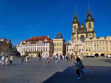 Prag, Çek Cumhuriyeti - 11 Mayıs 2022: İnsanlar Çek Cumhuriyeti 'nin Prag kentindeki eski mimari evlerin yakınına gidiyorlar