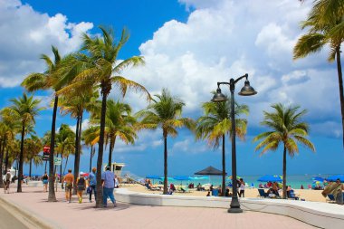 Fort Lauderdale, Florida, ABD - 08 Mayıs 2022 Las Olas Bulvarı yakınlarındaki Fort Lauderdale Plajı.