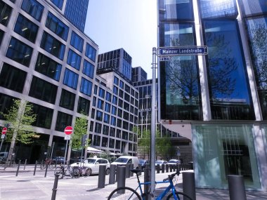 Frankfurt am Main, Almanya - 10 Mayıs 2022: Frankfurt şehir merkezindeki gökdelenler