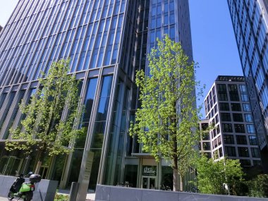 Frankfurt am Main, Almanya - 10 Mayıs 2022: Frankfurt şehir merkezindeki gökdelenler