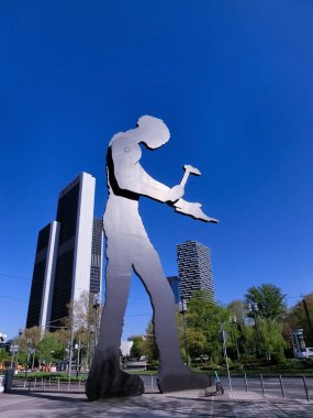 Frankfurt am Main, Almanya - 10 Mayıs 2022: Kinetik heykel Çekiç Adam Yazan Jonathan Borofsky Frankfurt Messe sergi alanı yakınında 21 metre yüksekliğinde ve aralıksız hareket eden çekiç tutuyor.